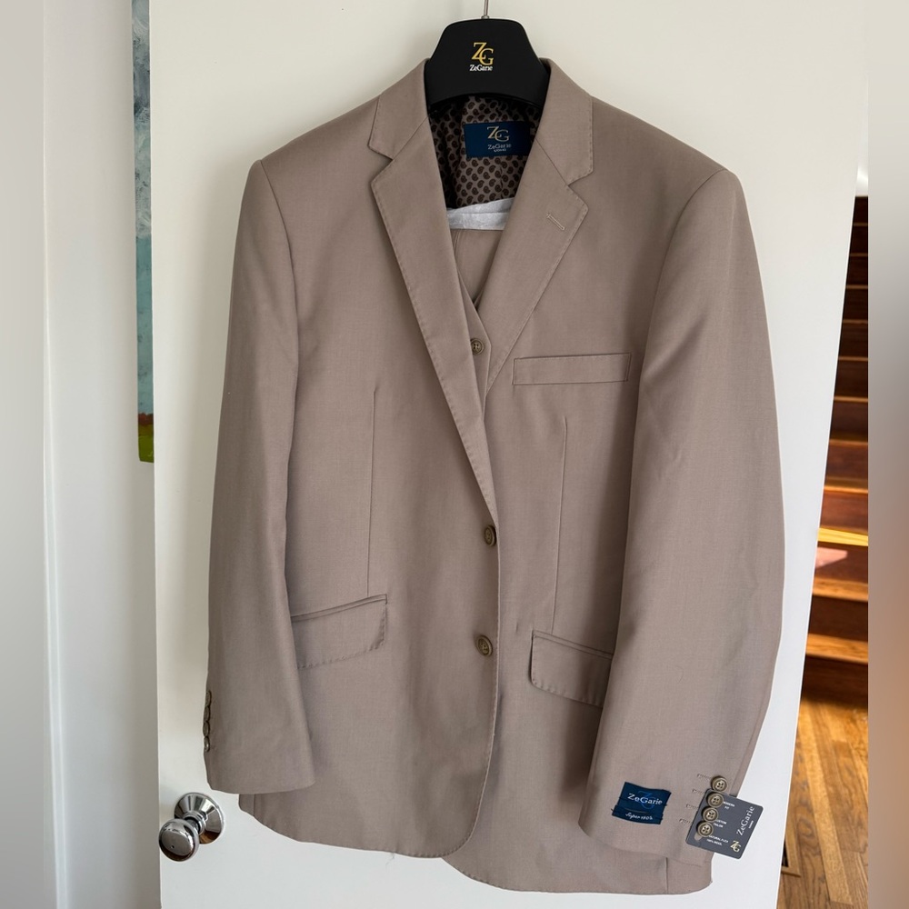 NWT ZeGarie Uomo 3-Piece Suit Tan Modern Fit 44R Jacket 38W Pants Vest